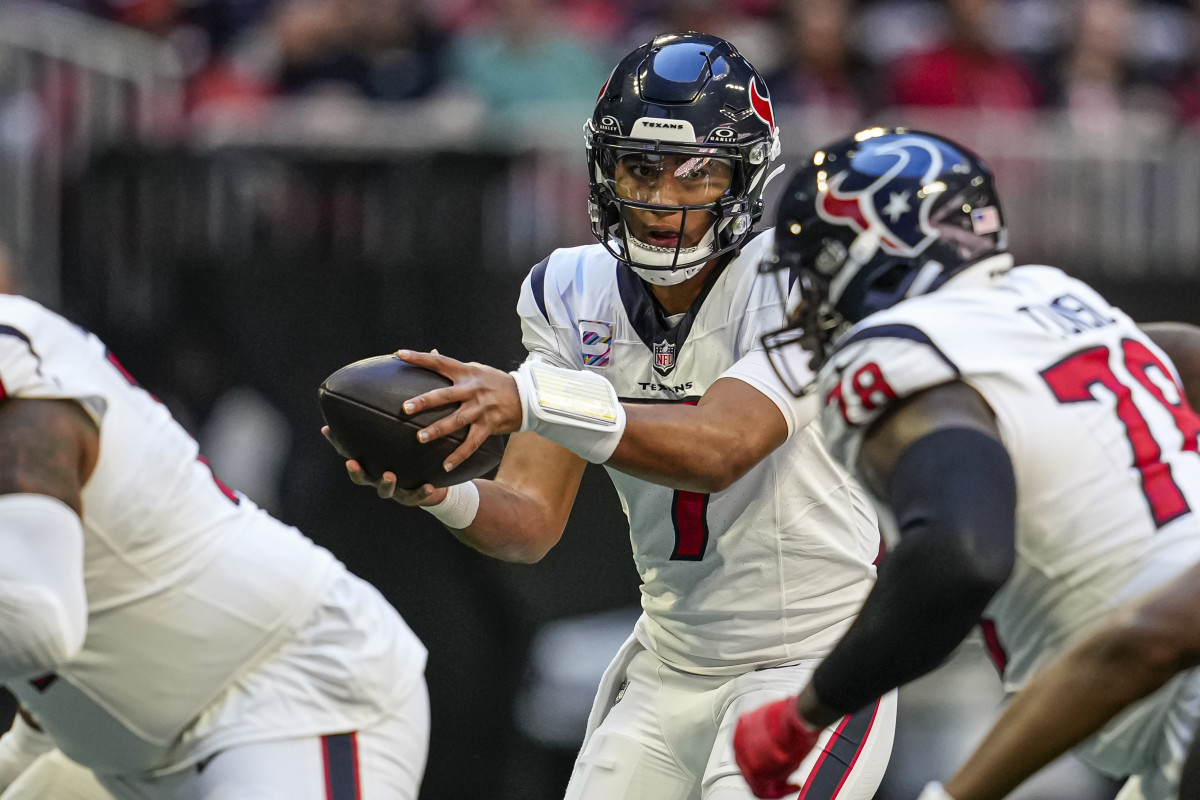 Stroud takes a snap against the Atlanta Falcons.
